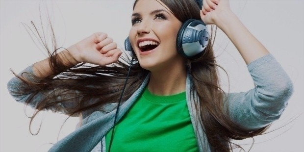 19058 happy girl listening to music 1366x768 music wallpaper