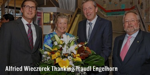 alfried wieczorek thanking traudl engelhorn