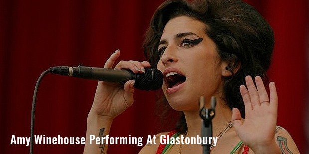 amy winehouse performing at glastonbury