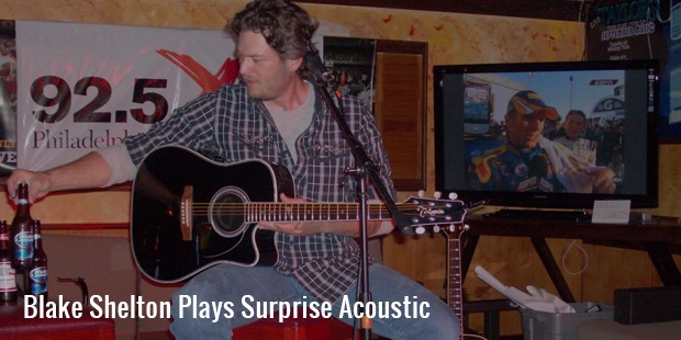 blake shelton plays surprise acoustic