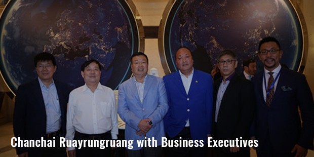 chanchai ruayrungruang with business executives image