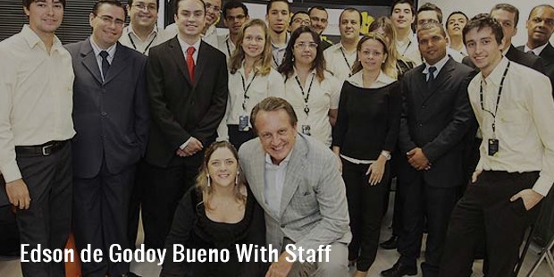 edson de godoy bueno with staff