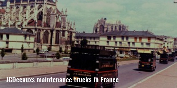 jcdecauxs maintenance trucks in france