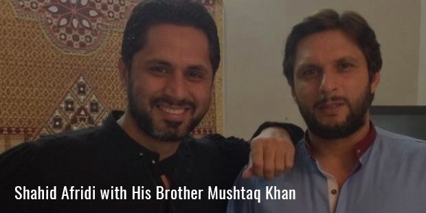 shahid afridi with his brother mushtaq khan