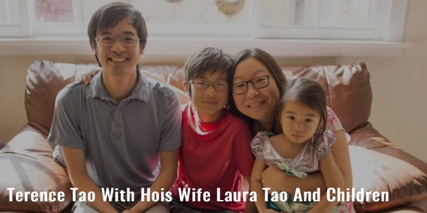 terence tao with hois wife laura tao and children