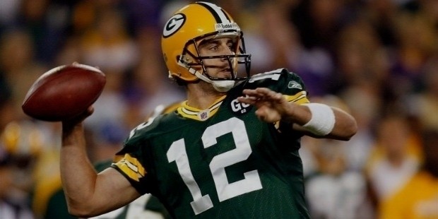 aaron rodgers throwing the football