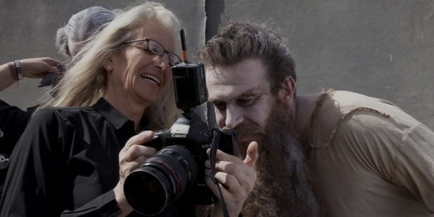 annie leibovitz takes pictures of  hitchhiking ghosts