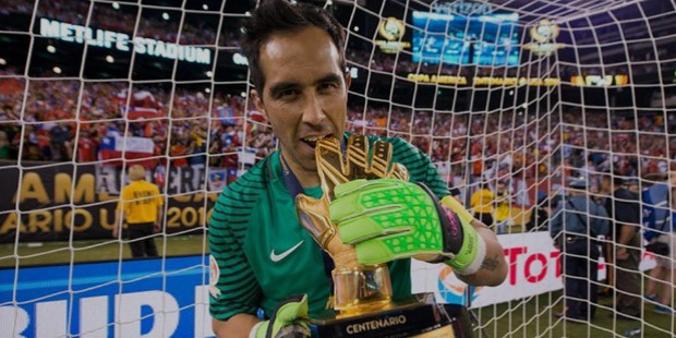 claudio bravo golden hand