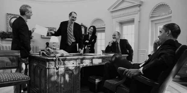 feb19 axelrod obama sitting by pete souza