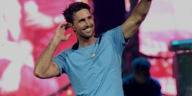 jake owen singing