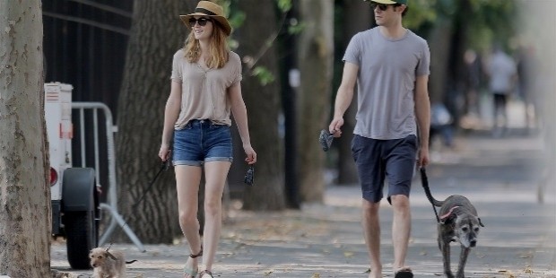 leighton meester adam brody cutest dog walking couple 14