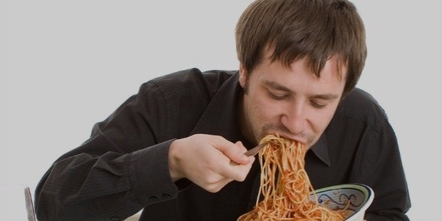 man eating spaghetti foods make you hungrier