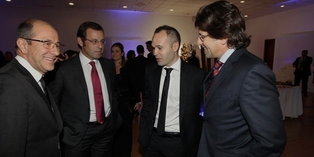 managers arroyo freixa, chatting with president rosell and andres iniesta