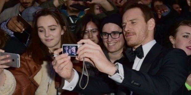 michael fassbender meets fans at the premiere of steve jobs 
