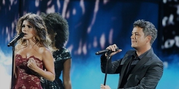 paula fernandes  l  and alejandro sanz perform onstage