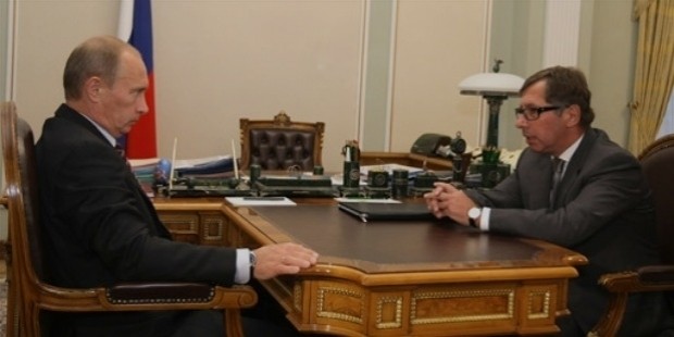 pyotr aven with vladimir putin at a meeting
