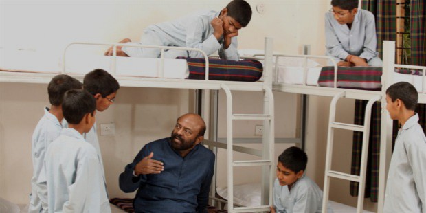 shiv nadar with students