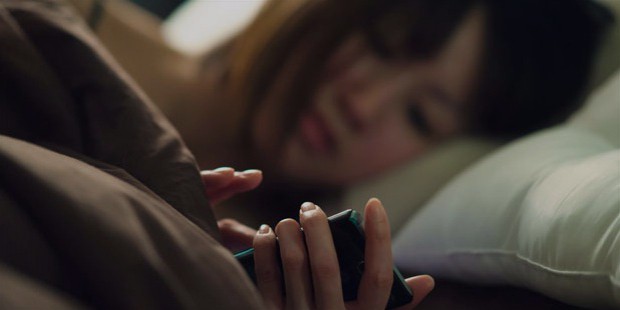 sleep with phone in bed 620x340