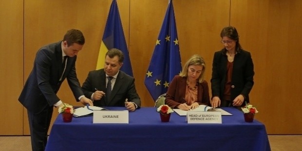 stepan poltorak and federica mogherini sign administrative agreement