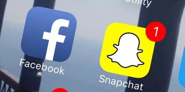 Facebook vs Snapchat : The Battle of Social Networking Giants