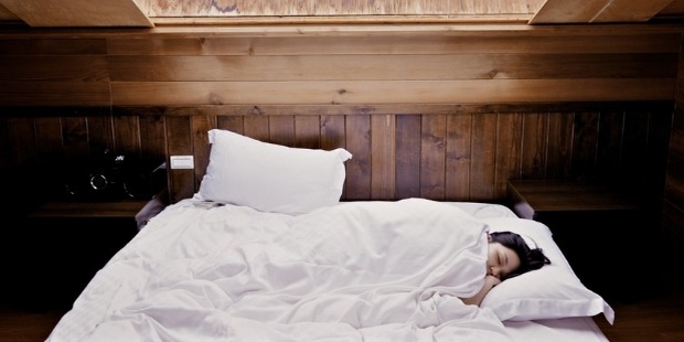 7 Tips to Fall Asleep Faster in New Place