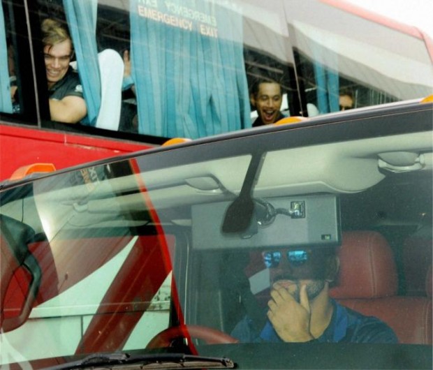 Dhoni Driving his Hummer from Ranchi Airport