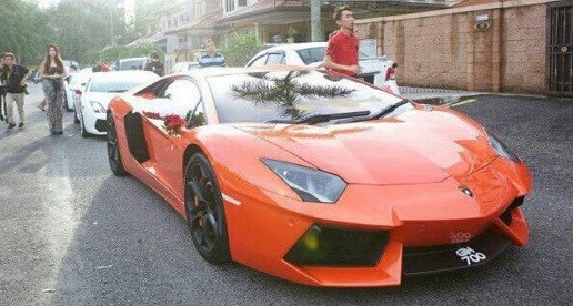 Lee getting out from His amborghini Aventador
