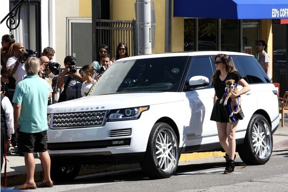 Khloe Kardashian With His Range Rover
