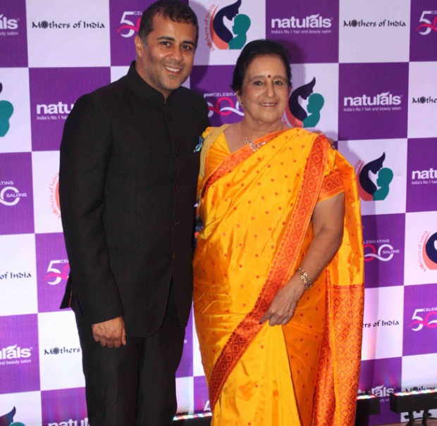 Chetan Bhagat Along With his Mother