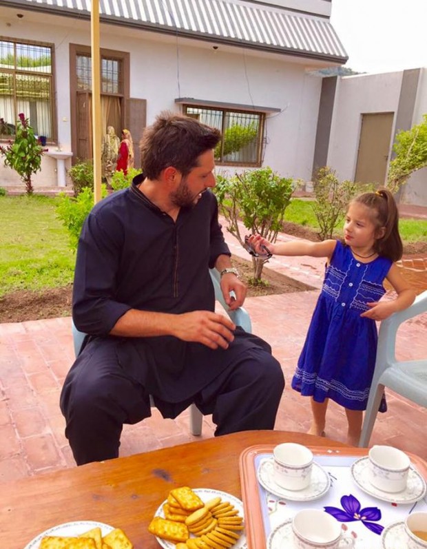 Shahid Afridi with His Daughter