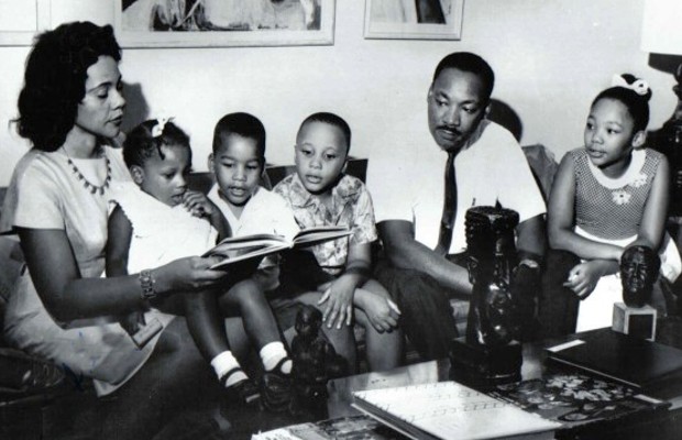 Martin Luther King with his Wiife, two sons and two daughters