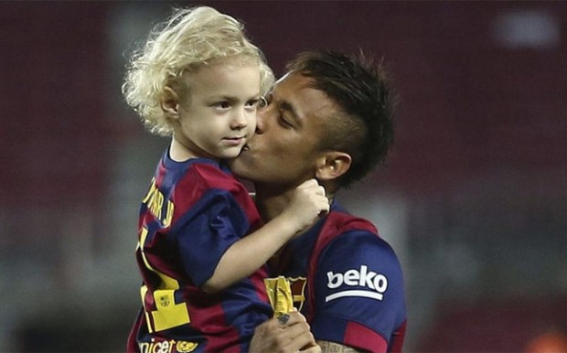 Brasil Footballer Neymar kissing his son