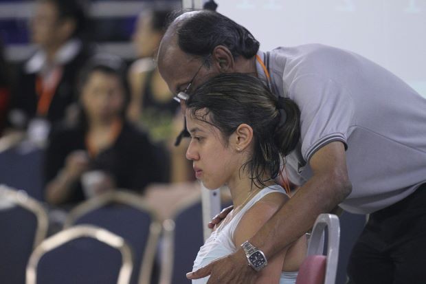Nicol David being consoled by her father Desmond after losing to Nour El Sherbin