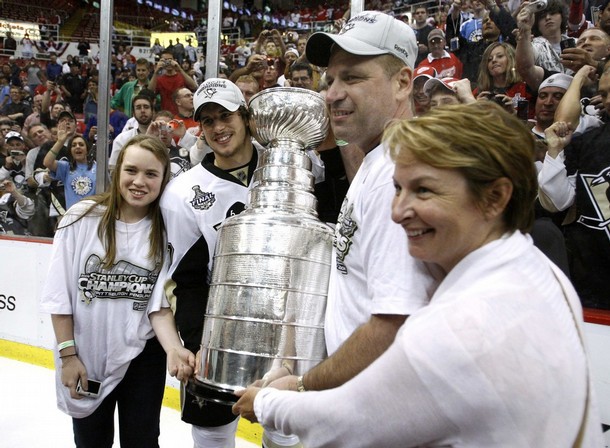 Sidney Crosby holds Stanely cup along with his family