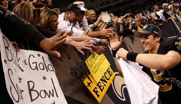 Drew Brees weaving his hands with fans