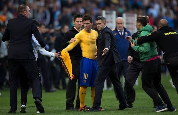 Lionel Messi gifts young pitch invader his jersey