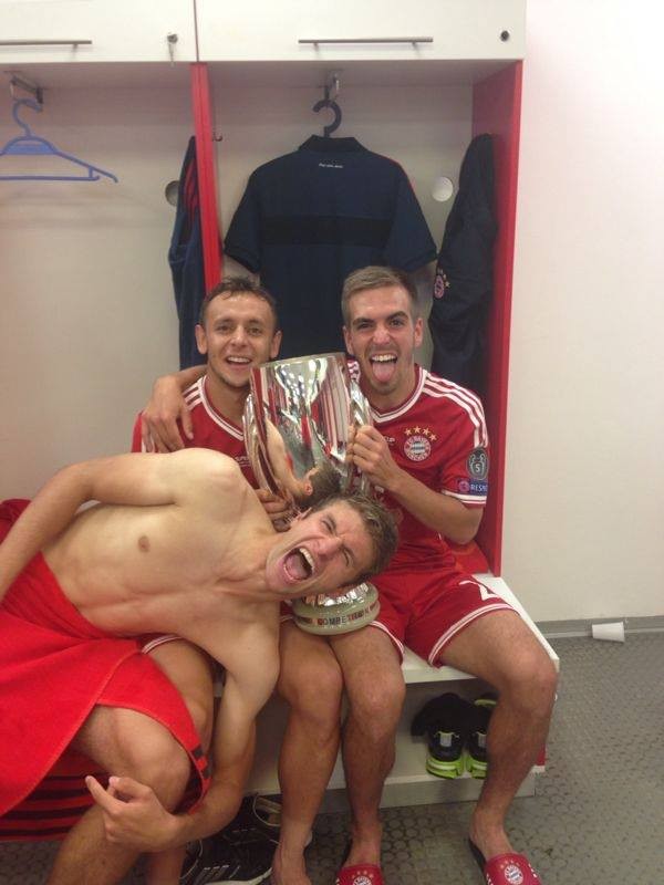 Muller with teammates and Supercup in dressing room