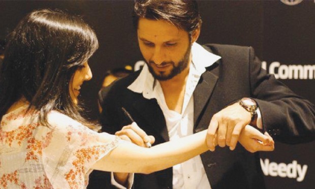 Afridi Signing His Autograph on His Fan's Hand