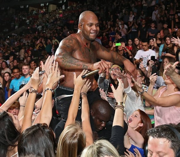 Flo Rida Surrouned Among His Fans