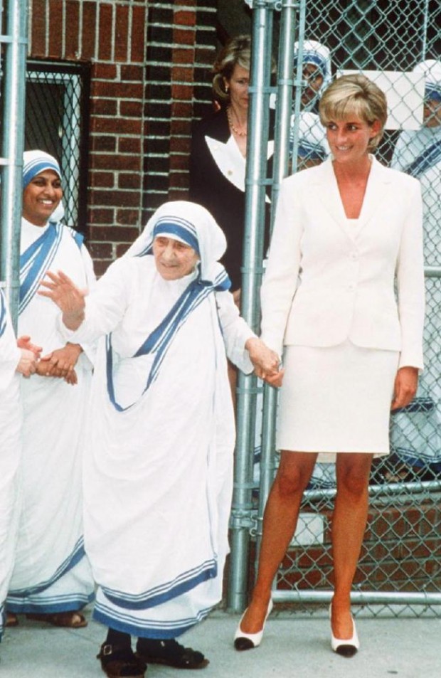 Diana meets Mother Teresa during her visit to India