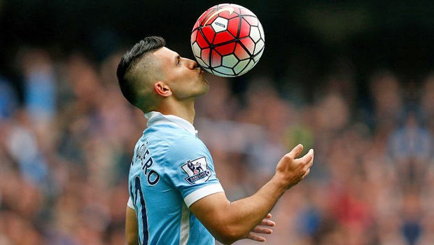 Sergio Aguero playing with football
