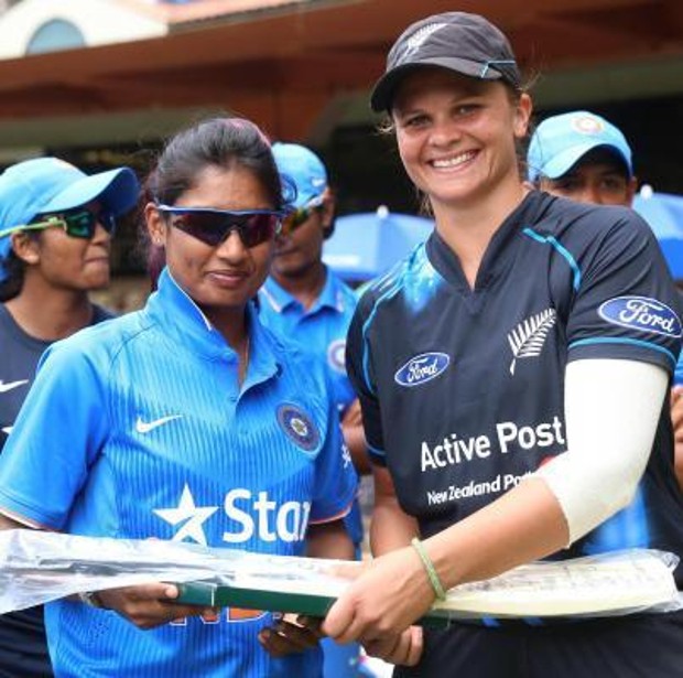 New Zealand woman cricket captain Suzie Bates presents a memento to Indian woman cricket captain Mithali Raj 