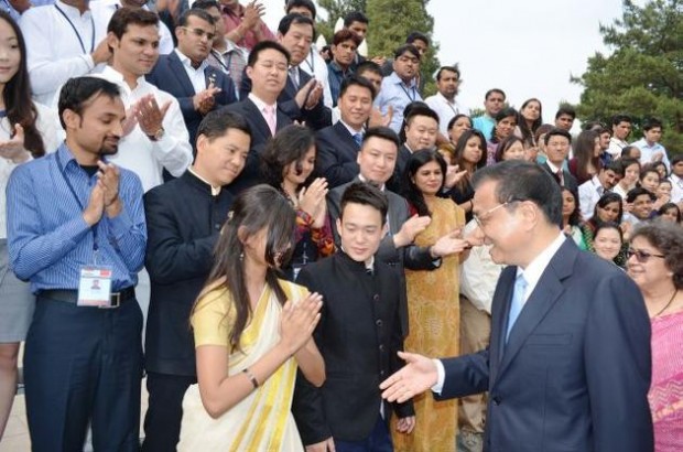 Chinese Premier Li Keqiang meets a 100-member youth delegation from India in Zhongnanhai