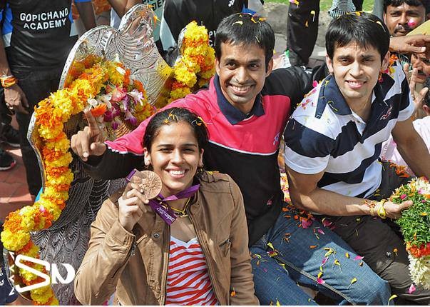 Saina got an Amazing Welcome By Fans After Arriving Hyderabad After Winning Olympic Medal