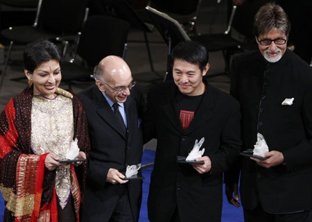 Jet Li with Amitabh Bachchan at Forum's Crystal Awards