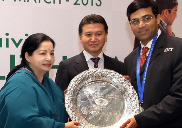 Viswanathan Anand  Receiving a Trophy From Tamil Nadu State Chief Minister Jayalalitha