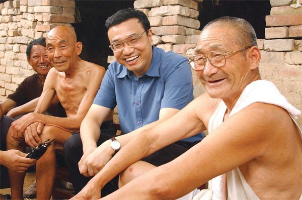 Li Keqiang with villagers during a visit to Xinxiang, Henan province, in 2003