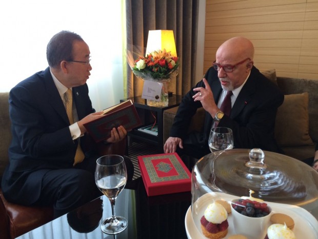 Paulo Coelho presents Ban Ki-moon with a special signed edition of The Alchemist