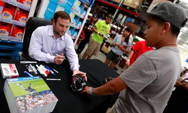 New England receiver and former Red Raider Wes Welker signs an Autograph