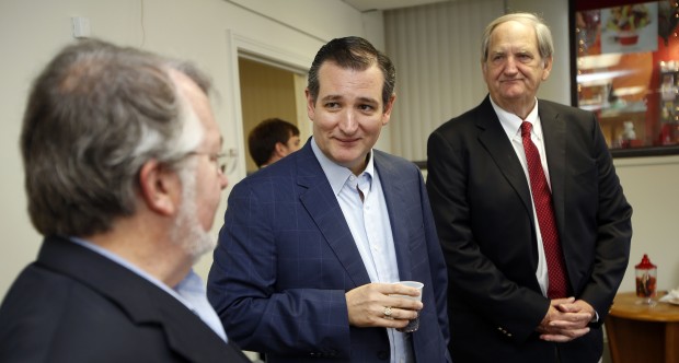 Ted Cruz, R-Texas, center, meets with his state campaign co-chairs, former Speaker of the House Bill O Brien, left, and former New Hampshire Sen